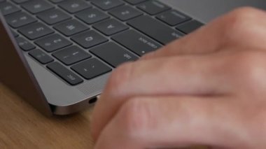 Bir dizüstü bilgisayarusb-c bağlantı noktasına beyaz güç Usb-C veya Type C Kablosu takarak erkek el. Yıldırım konektörü. Closeup. 4k