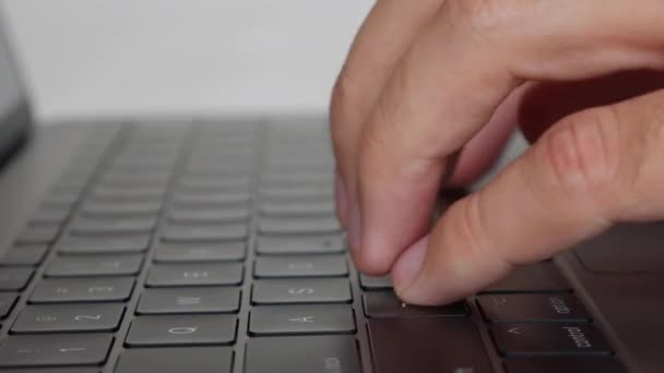 Tipo de manos masculinas en el teclado del ordenador portátil, uso del ordenador personal para el trabajo de oficina. Primer plano. 4k — Vídeo de stock