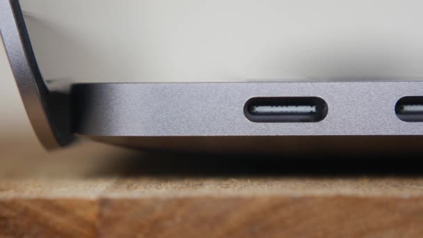 Macro tiro de um USB Tipo C Thunderbolt conectores no laptop. Dolly Slider. Fecha a porta. 4k — Vídeo de Stock