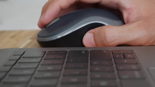 Main à l'aide de la souris sans fil avec ordinateur portable, l'utilisation de l'ordinateur personnel pour le travail de bureau. Gros plan. 4k — Video