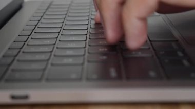 Erkek elleri dizüstü bilgisayarın klavyesine, ofis işleri için kişisel bilgisayar kullanımı yazın. Closeup. 4k