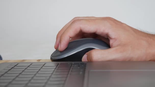 Hånd som bruker trådløs mus med bærbar datamaskin, personlig bruk av datamaskin til kontorarbeid. Lukk opp. 4k – stockvideo