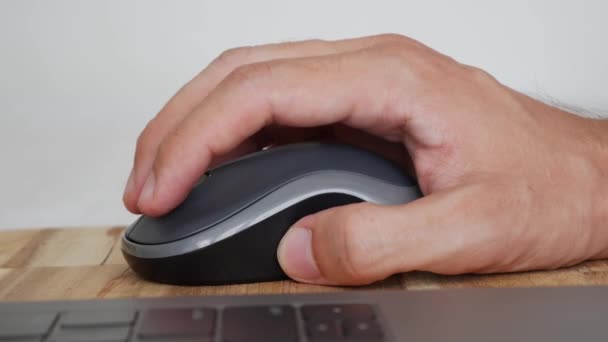 Χέρι χρησιμοποιώντας το ασύρματο ποντίκι με φορητό υπολογιστή, προσωπική χρήση υπολογιστή για εργασία γραφείου. Closeup. 4K — Αρχείο Βίντεο