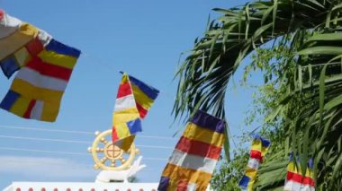 Budist dua bayrakları bir tapınakta rüzgarda sallanan. Yavaş Çekim Görüntüleri