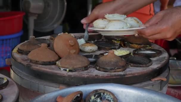 Вьетнамская уличная еда. Продавец приготовить банную банку является одним из рисовых блинов с яйцом, знаменитый вьетнамское блюдо, торт процесс из рисовой муки. Закрыть — стоковое видео