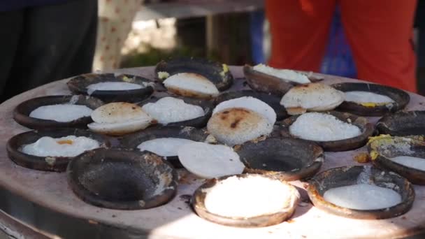 Vietnamesisk gatumat. Säljaren förbereda Banh kan är en av ris pannkaka med ägg, berömda Vietnam skålen, kaka process från rismjöl. Närbild — Stockvideo