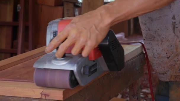 Ambachtsman die Sander machine gebruikt terwijl timmerwerk in workshop werkt. Werknemer polijsten meubels met slijpen. Close-up van Bouwgereedschap. Slow Motion — Stockvideo