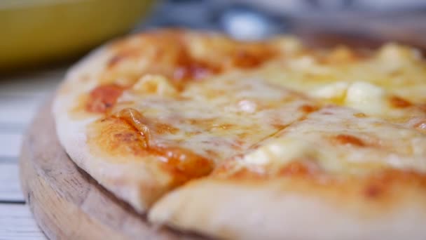 Nahaufnahme von Pizza mit geschmolzenem Käse fertig zum Essen. leckeres Essen für Völlerei und Genuss. Fastfood-Konzept. Zeitlupe — Stockvideo