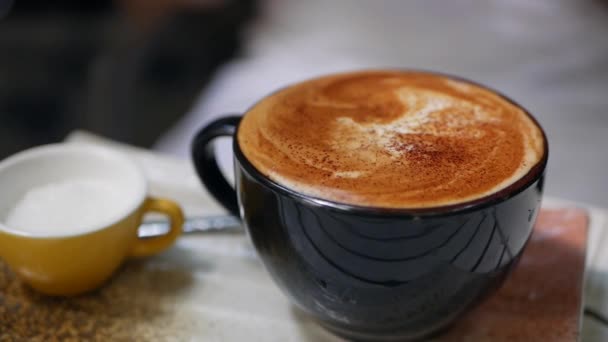 Closeup shot a cappuccino fahéjjal egy kávézóban. Kávészünet — Stock videók