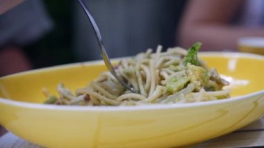 Parmesan, avokado ve pastırma ile İtalyan makarna carbonara yemek. Yavaş çekim. Closeup