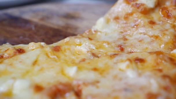 Ženská si Vezměte kousek pizzy s taveným sýrem, který je připraven k jídlu. Lahodné jídlo pro obžerství a potěšení. Koncept rychlého stravování. Zpomaleně. Detailní — Stock video