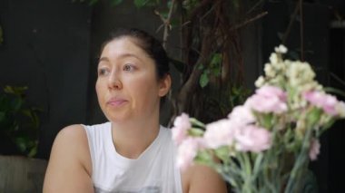 Dalgın hüzünlü kadın içme kahve içinde Cafe