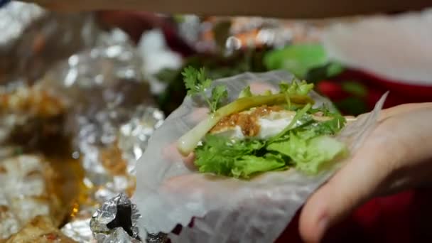 Turistler hazırlamak ve pirinç kağıdı sarıcı veya banh trang ile bahar rulo yemek gece sokak gıda pazarında trang. Geleneksel Vietnam nem yemeği, Asya mutfağı. Yakın çekim — Stok video