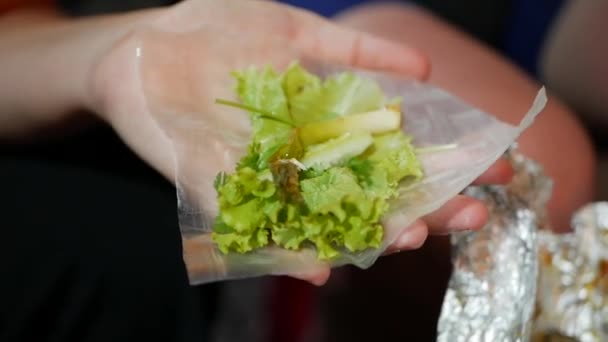 Turister förbereda och äta vårrulle med rispapper omslag eller Banh Trang på natten streetfood marknaden. Traditionell vietnamesisk Nem maträtt, asiatiska köket. Närbild — Stockvideo