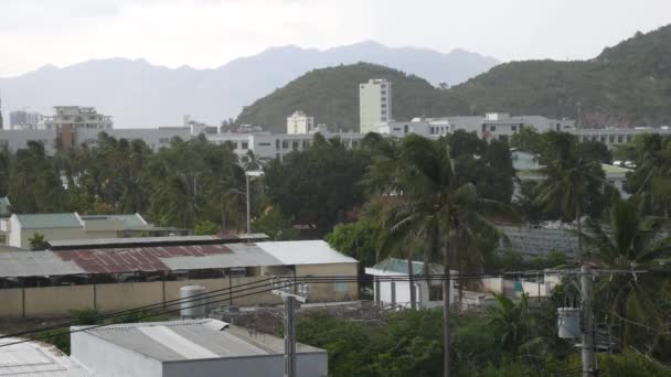 Pequeña ciudad con palmeras, fuerte viento en previsión de lluvias tropicales. Temporada de lluvias tormentosas. 4k — Vídeo de stock