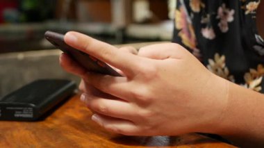 Kafede otururken akıllı telefon kullanan bir kadının eli kapat. Kız Mobil Uygulamaları Kullanıyor.