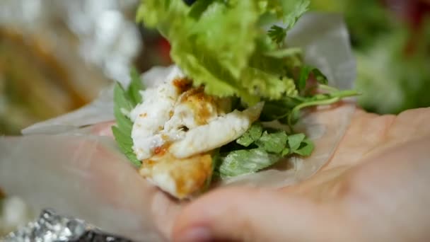 Touristen bereiten Frühlingsrollen mit Reispapierwickel oder Banh Trang auf dem nächtlichen Streetfood-Markt zu und essen sie. traditionelle vietnamesische nem Gericht, asiatische Küche. Nahaufnahme — Stockvideo