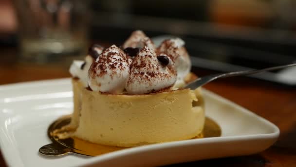 Löffel bricht im Café ein Stück Tiramisu-Kuchen ab. Zeitlupe. Nahaufnahme — Stockvideo