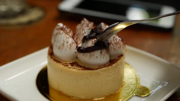 Spoon breaks off a piece of tiramisu cake in coffee shop. Slow motion. Closeup — Stock Video