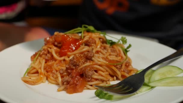 Att äta spaghetti bolognese med en gaffel. Gaffel vrida i saftiga varm Spaghetti med Bolognese sås, italiensk mat. Närbild — Stockvideo