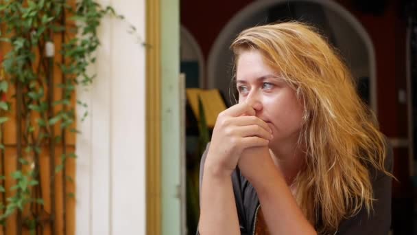 Pensive fille assise au restaurant seul et attendant sa commande. Heure du petit déjeuner — Video