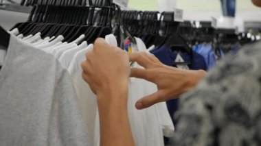 Mağazada tişört arayan erkek müşteri