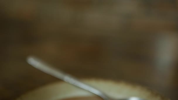 바리스타는 테이블에 라떼 아트와 커피 한잔을 한다. 손으로 우유가 담긴 커피를 카페에 넣습니다. 휴식 시간이야. 클로즈업 — 비디오