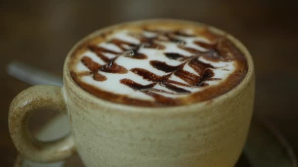 Xícara de café com arte latte. Barista fez uma bela arte em espuma de leite. Close-up — Vídeo de Stock