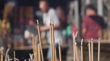 İnsanlar Taoist tapınaklarında dua ediyor ve ibadet ediyorlar. Çin Yeni Yılı kutlamaları sırasında ellerinde tütsü çubukları tutuyorlar. Tütsülenmiş, kumla doldurulmuş büyük açık hava tenceresi