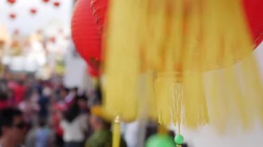 Çin Yeni Yılı 'nda kırmızı fenerlerin yakın çekimleri kalabalığın arka planında. Çin Bahar Festivali ya da Ay Yeni Yıl Kültürü. 4k