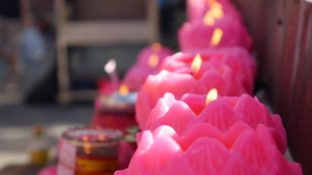 Płomień z płonących różowych świec w taoistycznej świątyni podczas obchodów chińskiego Nowego Roku. 4k — Wideo stockowe