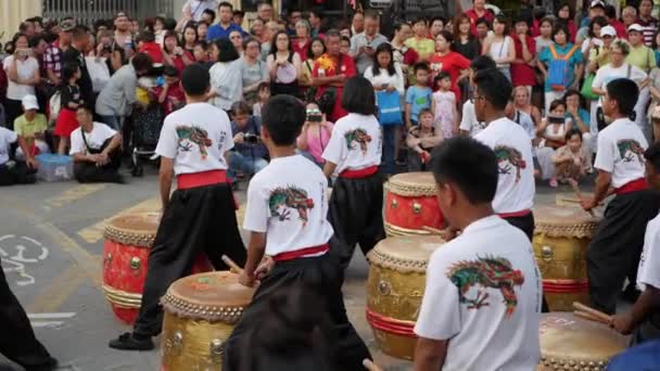 George Town, Malezya - 9 Şubat 2019, Çin Yeni Yılı kutlamaları sırasında genç davul ekibi sahne aldı. Sesli çekim. 4k — Stok video