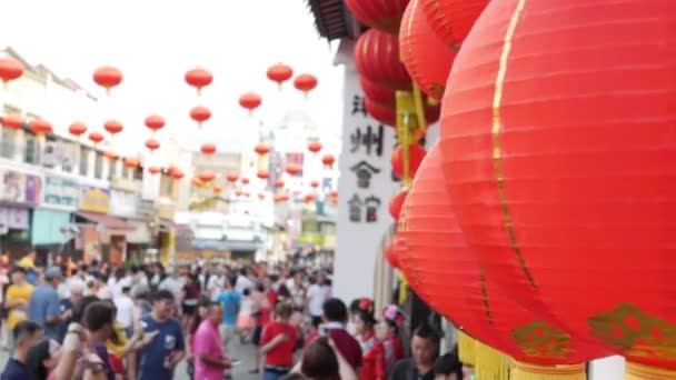 George Town, Malaisie - 9 février 2019, Gros plan des lanternes rouges pendant le Nouvel An chinois sur le fond de la foule. Festival chinois du printemps ou culture du Nouvel An lunaire. 4k — Video