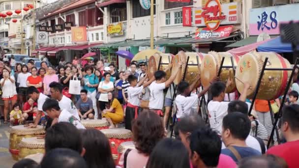 George Town, Malasia - 9 de febrero de 2019, Young drums team performing during the celebration of Chinese New Year. Filmación con sonido. 4k — Vídeo de stock