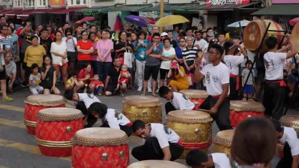 George Town, Malezya - 9 Şubat 2019, Çin Yeni Yılı kutlamaları sırasında genç davul ekibi sahne aldı. Sesli çekim. 4k — Stok video