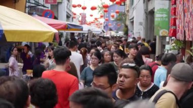 George Town, Malezya - 9 Şubat 2019, Çin Yeni Yılı sırasında Çin Mahallesi 'nde bir grup insan, turist ve yerli. 4k