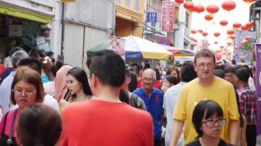 George Town, Malezya - 9 Şubat 2019, Çin Yeni Yılı sırasında Çin Mahallesi 'nde bir grup insan, turist ve yerli. 4k