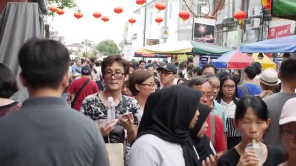 Джорджтаун, Малайзия - 9 февраля 2019 года, толпа людей, туристов и местных жителей в Китайском квартале во время китайского лунного Нового года. 4k — стоковое видео
