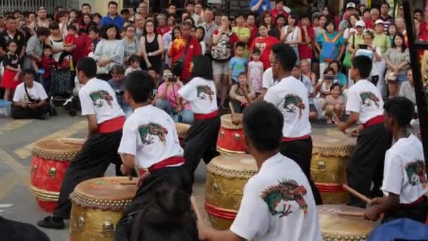 マレーシアのジョージタウン- 9 2月2019 、中国の新年のお祝いの間に演奏する若いドラムチーム。音の映像だ4k — ストック動画