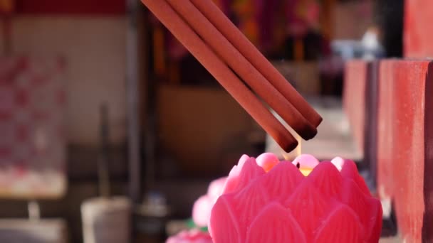 Les gens éclaircissent leurs bâtons d'encens lors de la célébration du Nouvel An chinois. Gros plan. 4k — Video