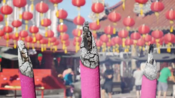 Fumée de gros bâtonnets d'encens lors de la célébration du Nouvel An chinois en dehors du temple taoïste. 4k — Video