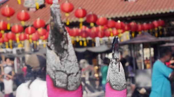 Fumée de gros bâtonnets d'encens lors de la célébration du Nouvel An chinois en dehors du temple taoïste. 4k — Video