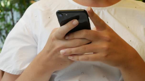 女孩使用智能手机 写信息 年轻女人在电话里寻找信息 和朋友一起坐在餐厅里 早餐时间 — 图库视频影像
