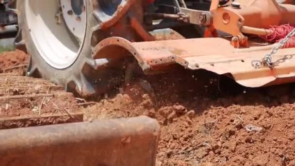 Tracteur labourant le sol aride poussiéreux et préparer le champ pour l'ensemencement. Agriculture biologique. Agriculture et agro-industrie. — Video