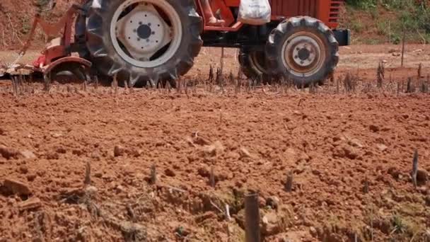 먼지투성이의 건조 한 토양을 쟁기질하고 씨를 뿌릴 밭을 준비 한다. 유기 농업. 농업과 농업. — 비디오