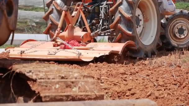 Tracteur labourant le sol aride poussiéreux et préparer le champ pour l'ensemencement. Agriculture biologique. Agriculture et agro-industrie. — Video