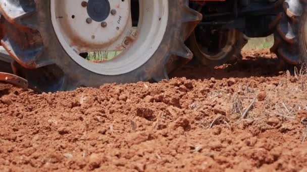 Tozlu kurak toprağı süren traktör tarlayı ekime hazırlıyor. Organik tarım. Tarım ve tarım sektörü. — Stok video