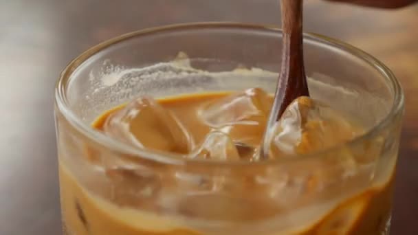 Klant roeren koffie met melk voor het drinken. Vietnamese Traditionele phin Filter in cafe. Ca phe sua da. Close-up — Stockvideo