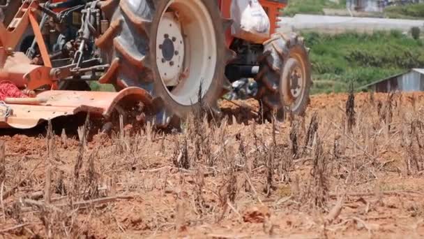 拖拉机在尘土飞扬的干旱土地上犁地,准备播种.有机耕作。农业和农产企业. — 图库视频影像