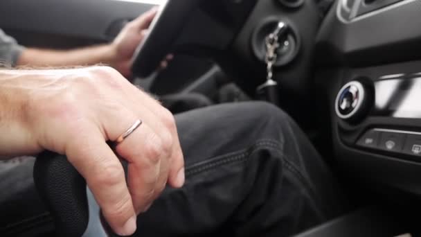 Main masculine tient boîte de vitesses. Le conducteur passe la boîte manuelle dans la voiture. L'homme roule en voiture. Gros plan — Video